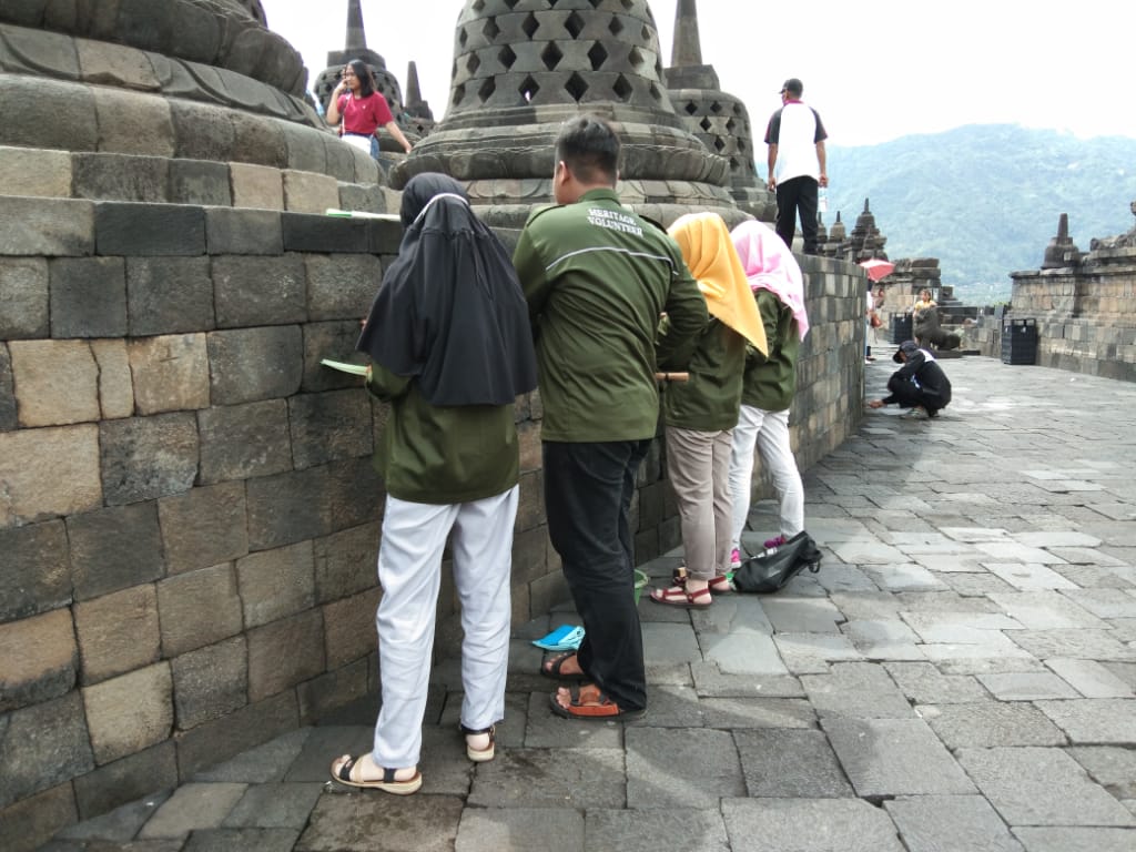 Bersih candi dengan teknik dry cleaning | Foto: Dokumen Pribadi