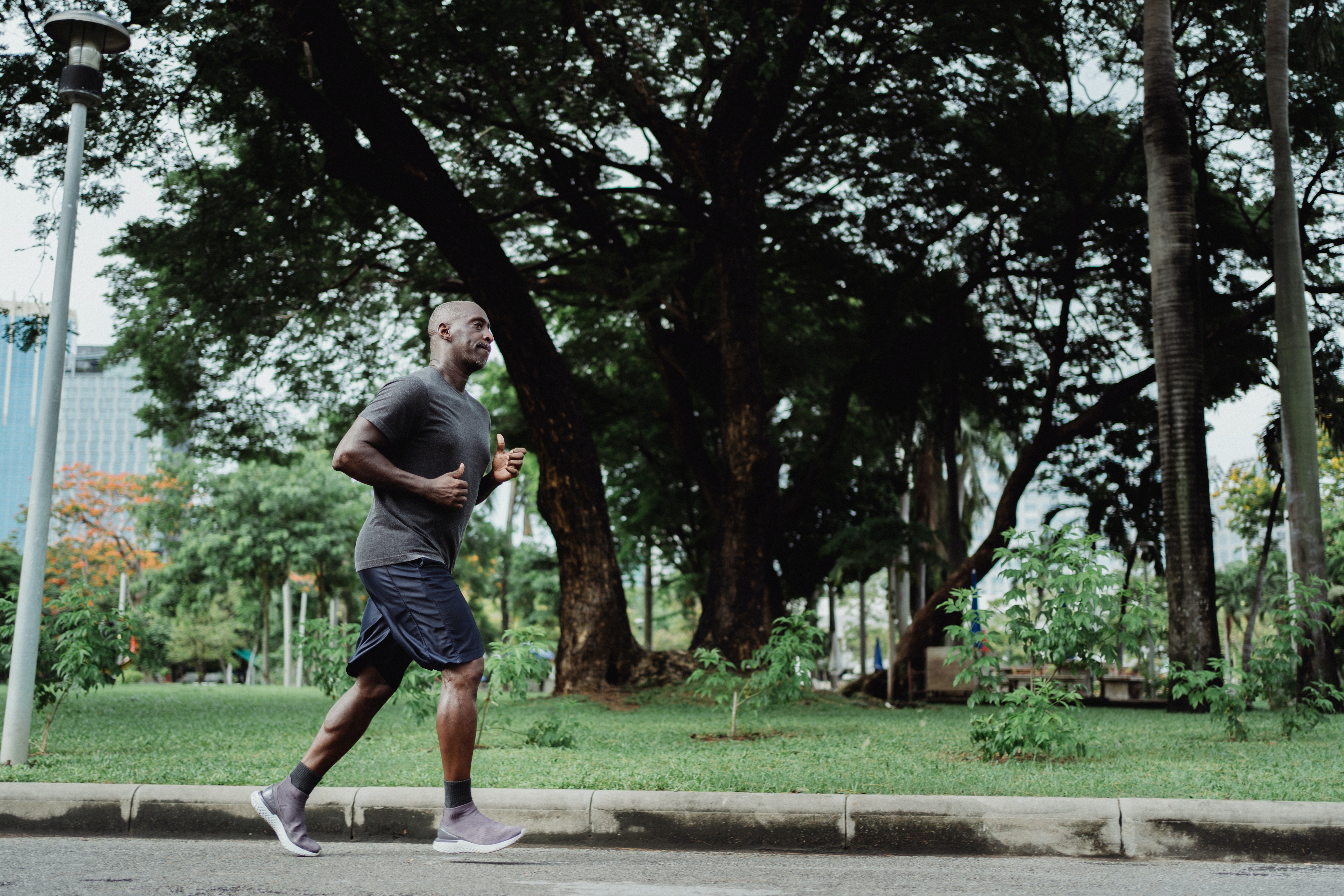 Jogging secara rutin akan meningkatkan ketajaman otak | Foto: Ketut Subiyanto/Pexels