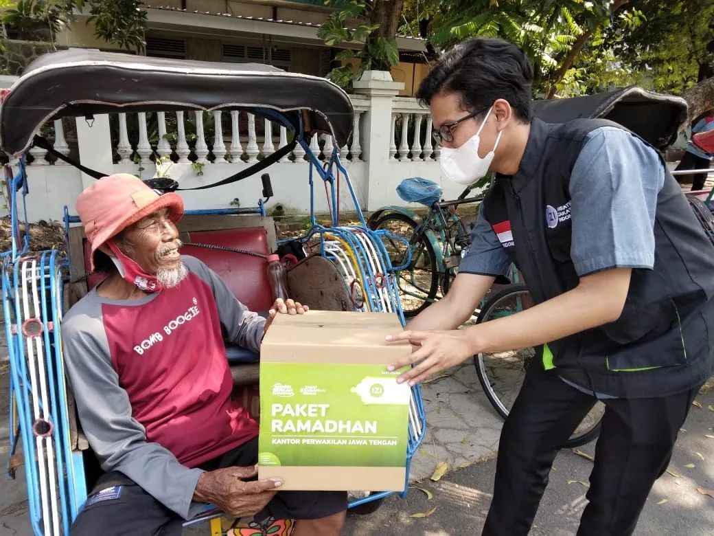 Penyaluran paket Ramadan dari IZI | Foto: @inisiatifzakat/Instagram