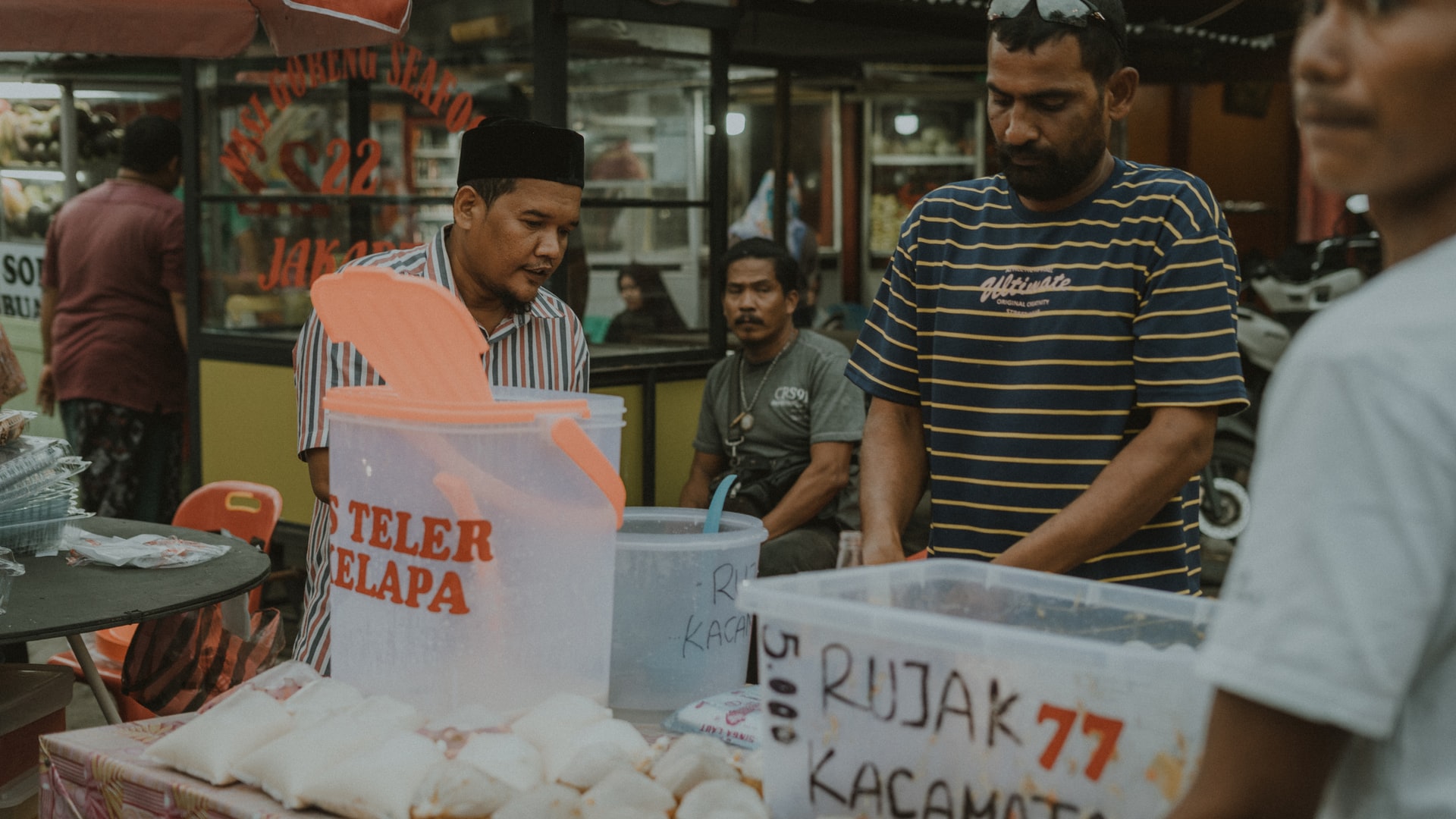 Illustrasi kegiatan sosial membagikan takjil gratis | Foto: Unsplash