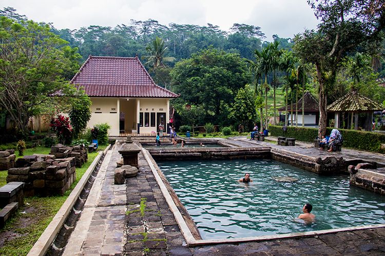 Foto pemandian air panas Candi Umbul | Foto: kompas.com