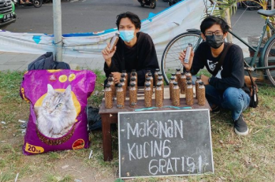 Gerakan street feeding di Alun-Alun Kidul, Yogyakarta. | Sumber: Instagram/streetfeeding.yk Gerakan street feeding di Alun-Alun Kidul, Yogyakarta. | Sumber: Instagram/streetfeeding.yk