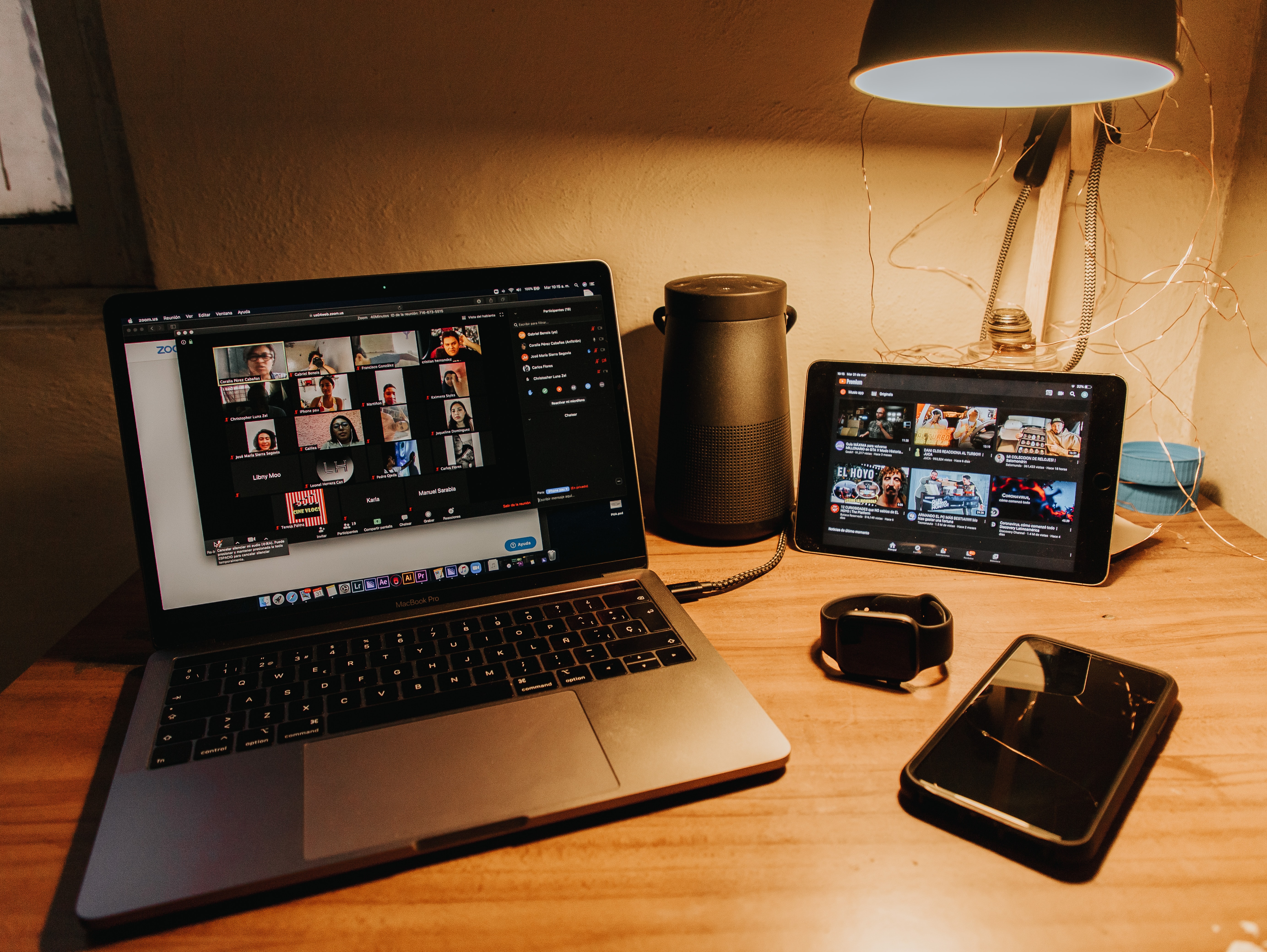 Ilustrasi seseorang yang sedang melakukan double meet. | Sumber: Gabriel Benois/Unsplash Ilustrasi seseorang yang sedang melakukan double meet. | Sumber: Gabriel Benois/Unsplash