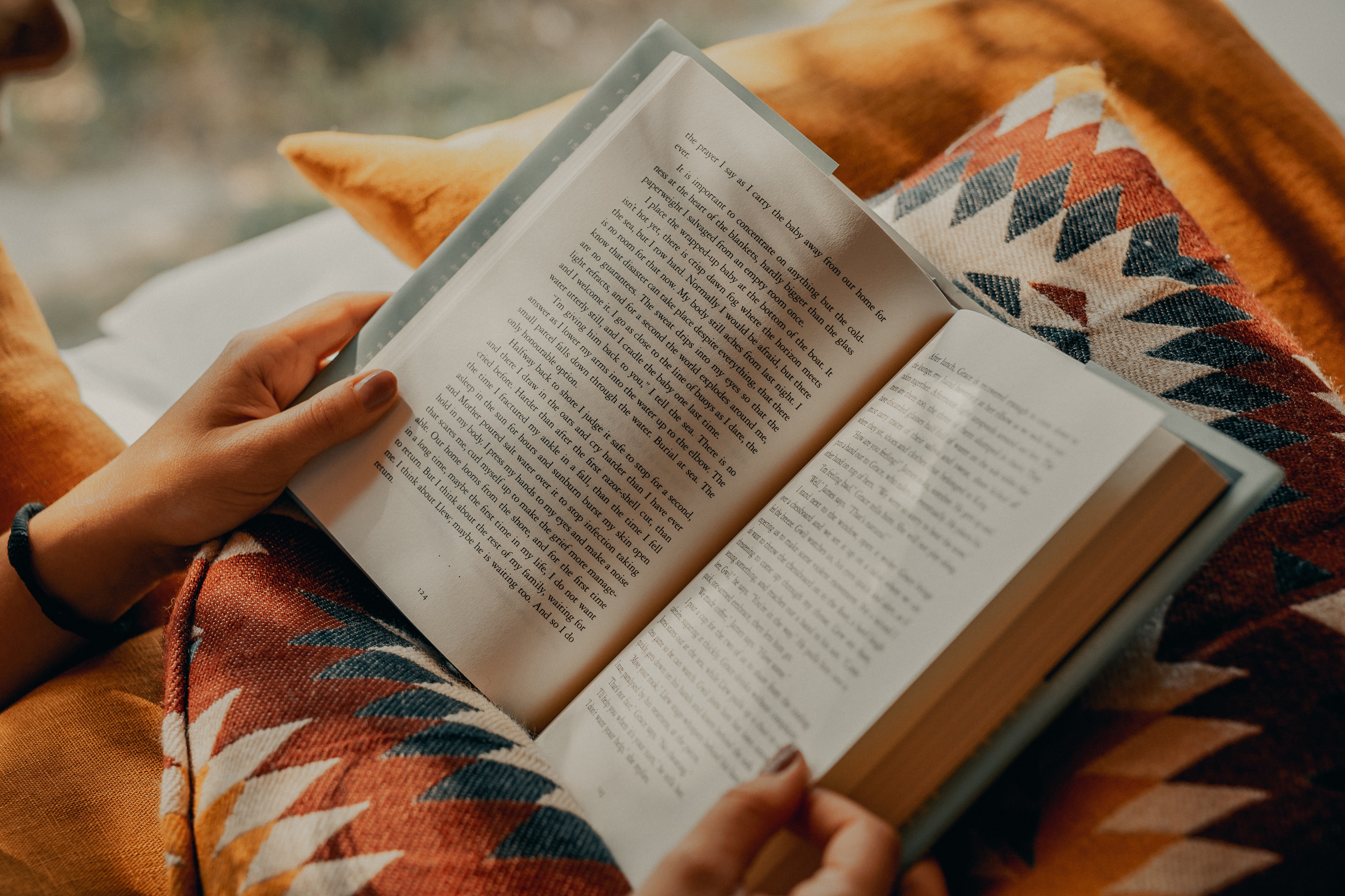 Membaca buku dapat menjadi salah satu cara menghindari doomscrolling. | Sumber: Clay Banks/Unsplash Membaca buku dapat menjadi salah satu cara menghindari doomscrolling. | Sumber: Clay Banks/Unsplash