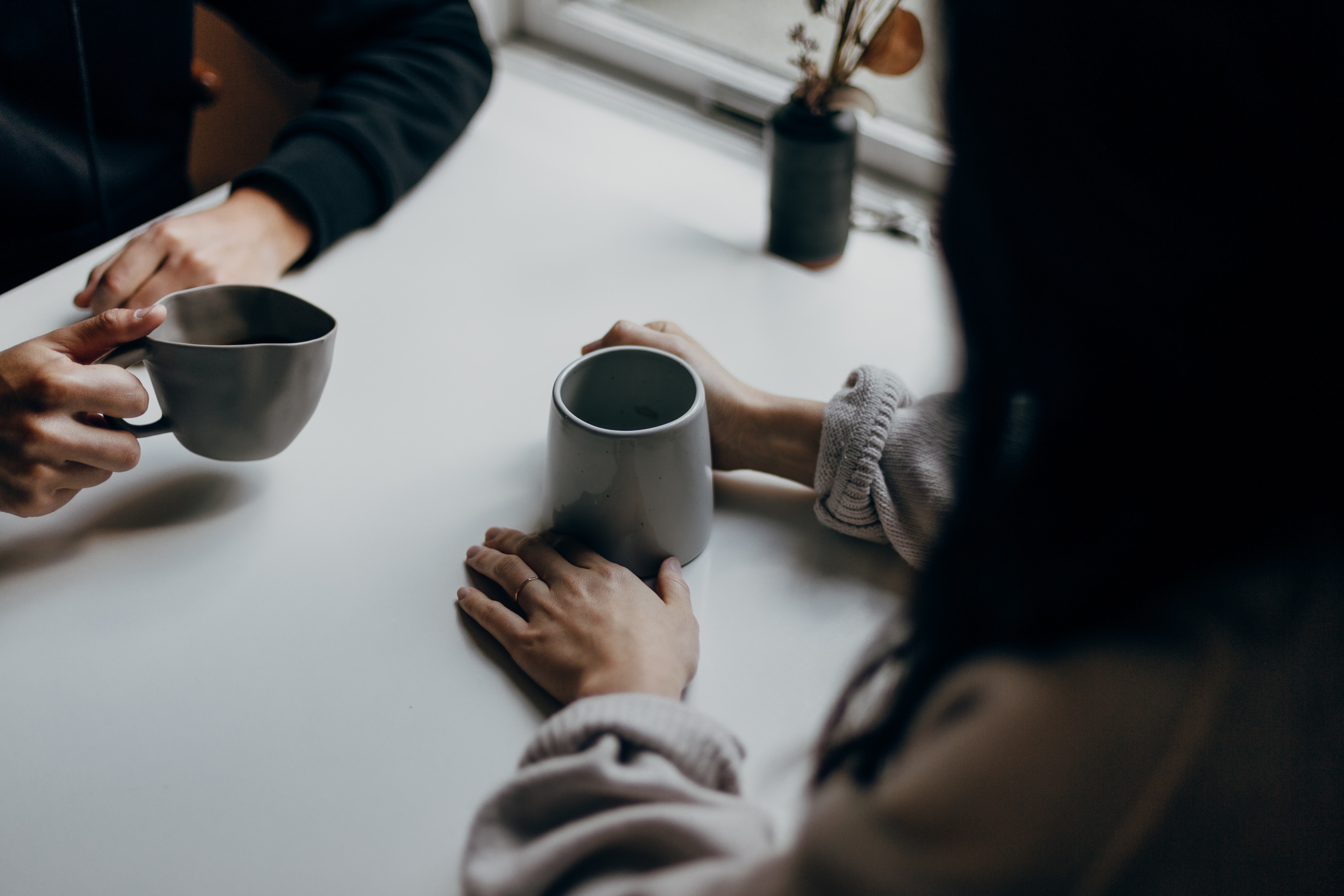coba membicarakannya dengan orang lain atau membuat waktu bersama teman dapat membantu menghadapi post-graduation blues. | Sumber: Priscilla Du Preez/Unsplash coba membicarakannya dengan orang lain atau membuat waktu bersama teman dapat membantu menghadapi post-graduation blues. | Sumber: Priscilla Du Preez/Unsplash