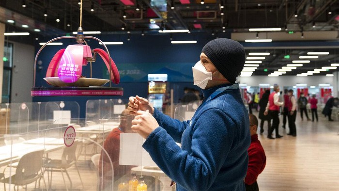 robot yang berfungsi menjadi pramusaji. | Foto: AP/Jae C. Hong/Detik robot yang berfungsi menjadi pramusaji. | Foto: AP/Jae C. Hong/Detik