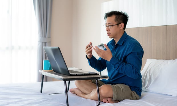 ilustrasi seseorang bekerja dari atas tempat tidur menggunakan meja lipat. | Foto: Prasit photo/Getty Images/The Guardian ilustrasi seseorang bekerja dari atas tempat tidur menggunakan meja lipat. | Foto: Prasit photo/Getty Images/The Guardian