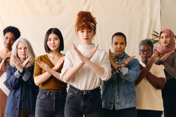 ilustrasi pose International Women's Day 2022 dengan tema #BreakTheBias. | Foto: CMI ilustrasi pose International Women's Day 2022 dengan tema #BreakTheBias. | Foto: CMI