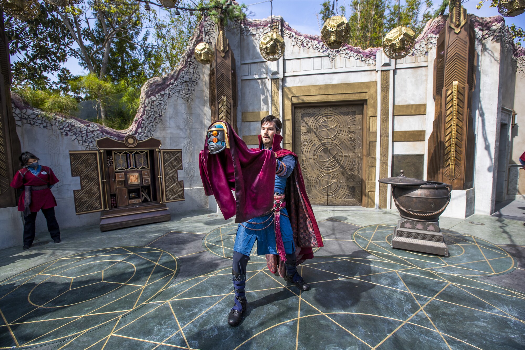 atraksi karakter Dr Strange di Avengers Campus, Disneyland. | Foto: Los Angeles Times atraksi karakter Dr Strange di Avengers Campus, Disneyland. | Foto: Los Angeles Times