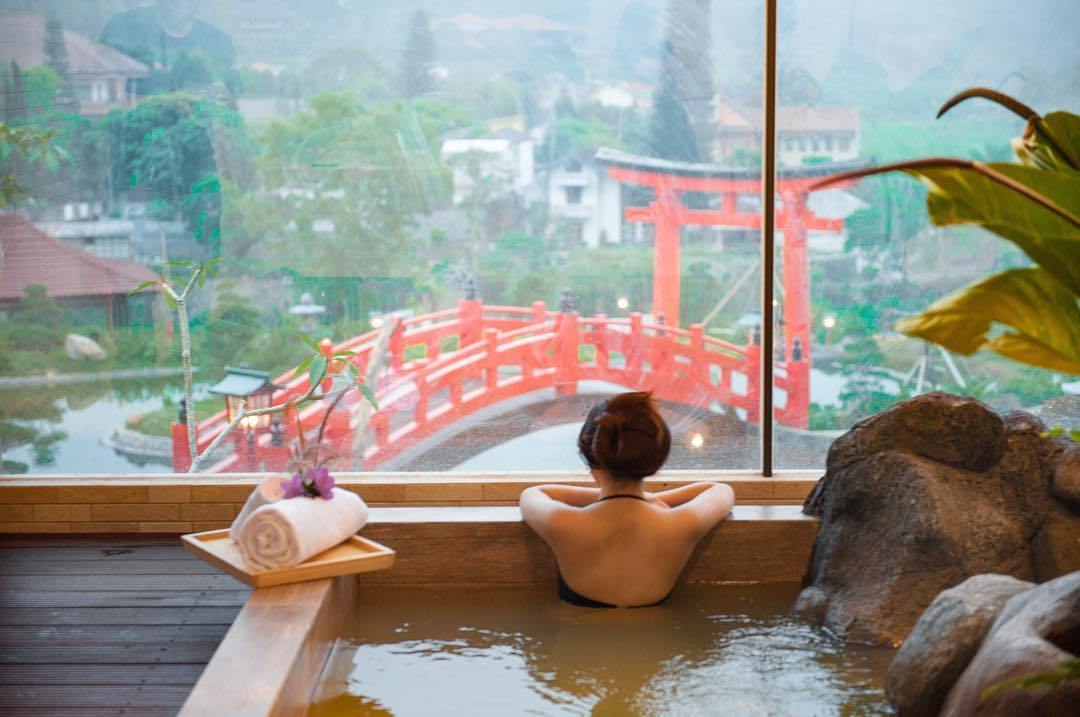 berendam air panas ala Jepang di The Onsen Hot Spring Resort | Foto: BeautyJournal.id