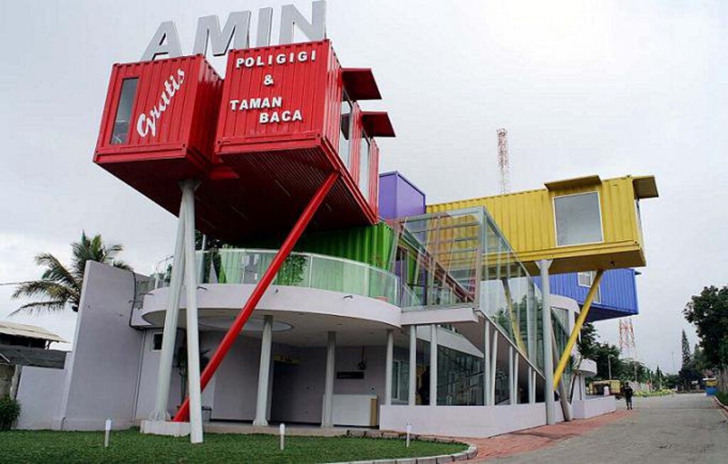 Taman Baca Amin, perpustakaan unik dari kontainer di Indonesia | Foto: Medium/Jono Swara Taman Baca Amin, perpustakaan unik dari kontainer di Indonesia | Foto: Medium/Jono Swara