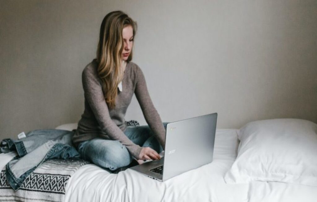 ilustrasi meletakkan laptop di atas kasur, jangan lakukan hal ini jika ingin laptop lebih awet | Foto: The Travel Blog ilustrasi meletakkan laptop di atas kasur, jangan lakukan hal ini jika ingin laptop lebih awet | Foto: The Travel Blog