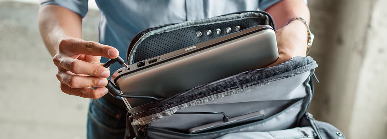menggunakan tas laptop agar laptop lebih awet | Foto: HP menggunakan tas laptop agar laptop lebih awet | Foto: HP