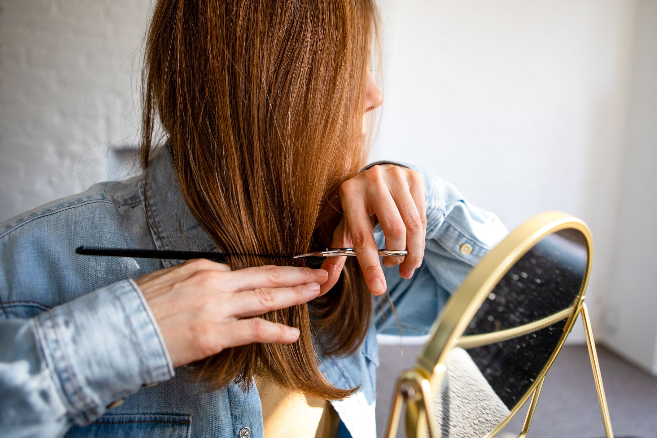 ilustrasi memotong rambut sendiri dari rumah | Foto: Basak Gurbuz Derman/Getty Images/netdoctor ilustrasi memotong rambut sendiri dari rumah | Foto: Basak Gurbuz Derman/Getty Images/netdoctor