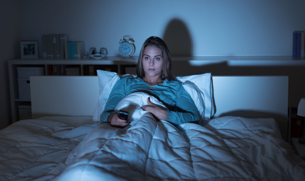 ilustrasi seseorang yang begadang karena binge watching | Foto: Mattres Advisor ilustrasi seseorang yang begadang karena binge watching | Foto: Mattres Advisor