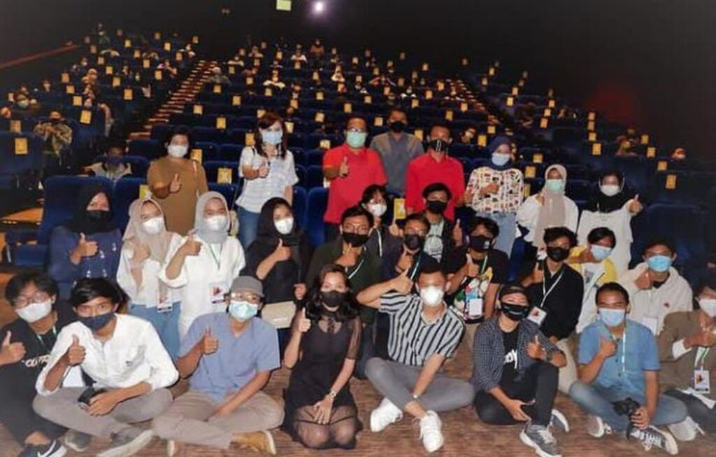 ilustrasi kegiatan screening film produksi oleh Si Damar | Foto: Kompas.com ilustrasi kegiatan screening film produksi oleh Si Damar | Foto: Kompas.com
